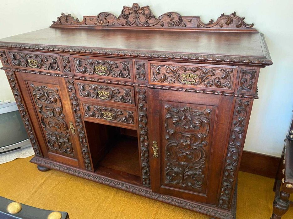 Conjunto de Sala de Jantar Antigo Anos 20 – Madeira Maciça ( Castanheiro)