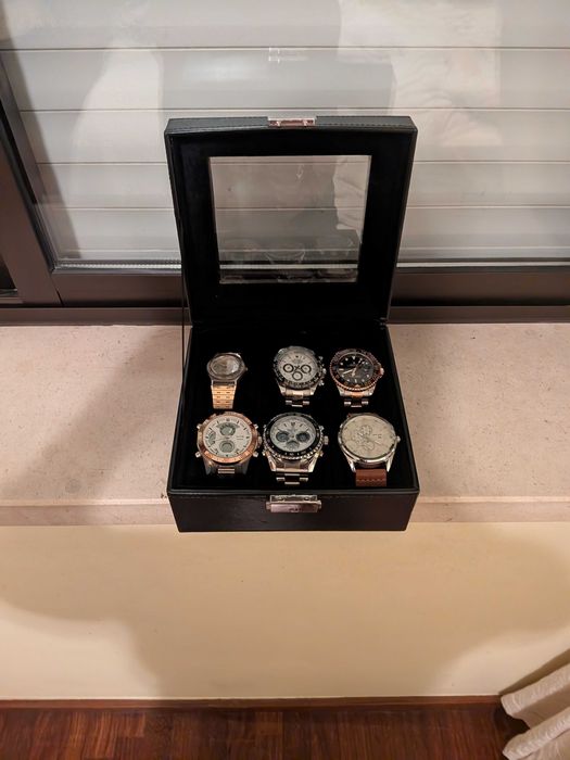 Vários relogios com caixa em pele