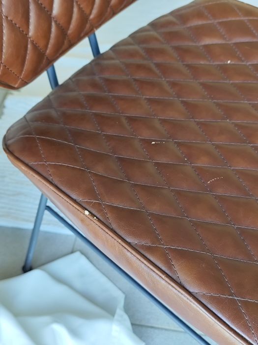Cadeira em pele decorativa
