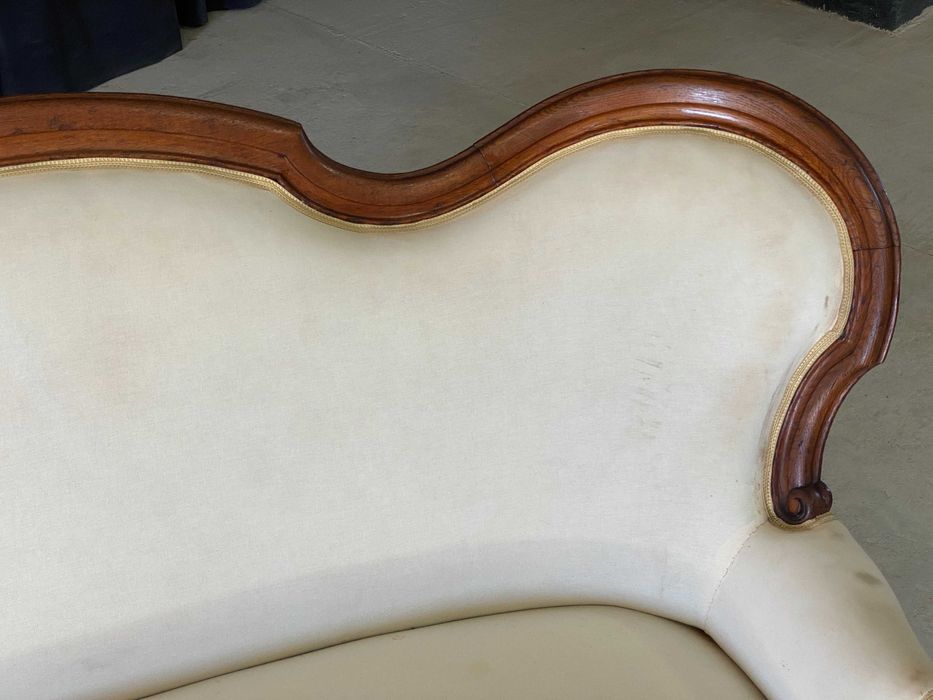 Elegancka sofa ludwikowska, rzeźbiona rama, klasyczna forma