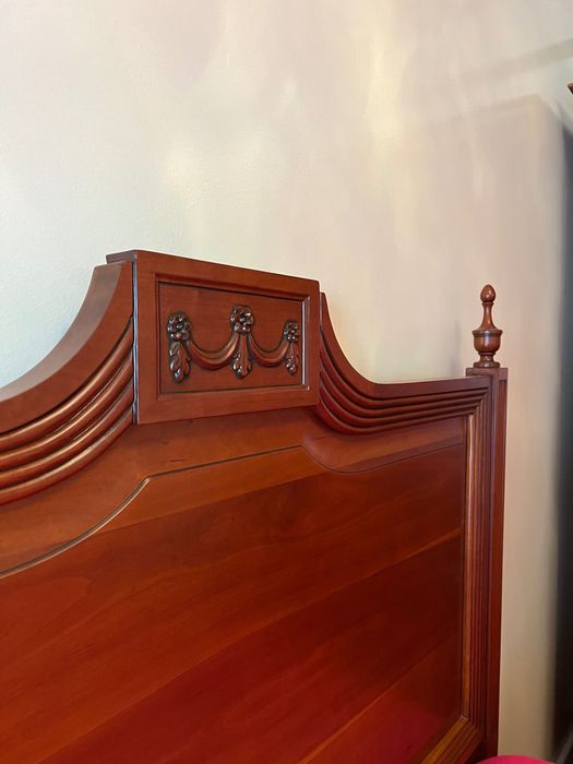 Conjunto de cama c/ colchão e mesas de cabeceira em cerejeira