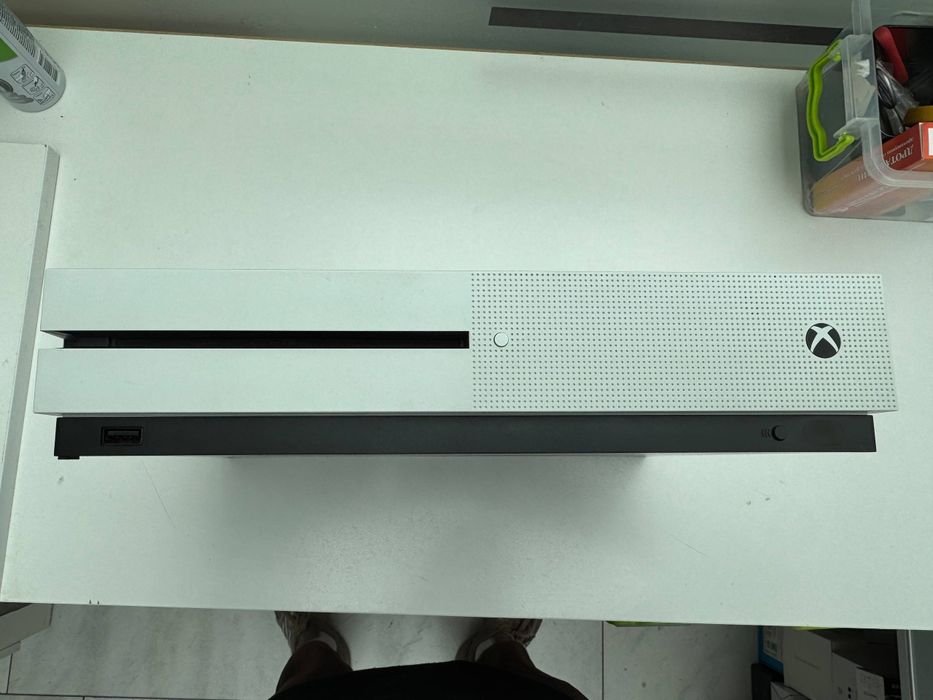 Xbox one s 1 tb + 2 игры
