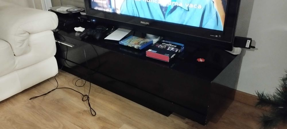 Aparador de TV (preto lacado alto brilho com puxador cromado)