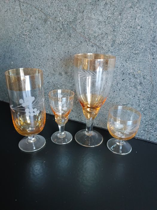 Стакани великі та малі