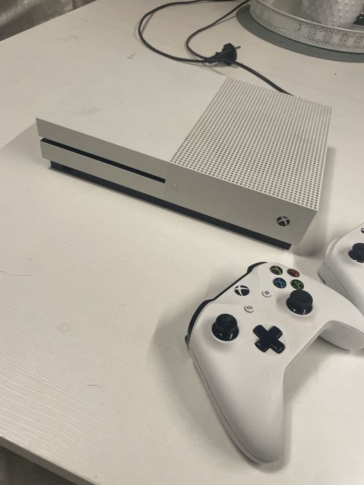 Xbox One S + 2 pady – stan idealny, komplet, gotowy do gry!