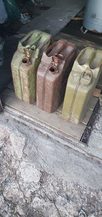 Продам канистру 20 л.