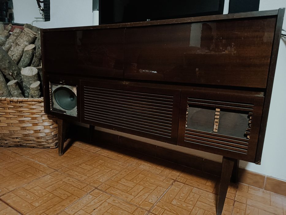 Móvel antigo com giradiscos e rádio