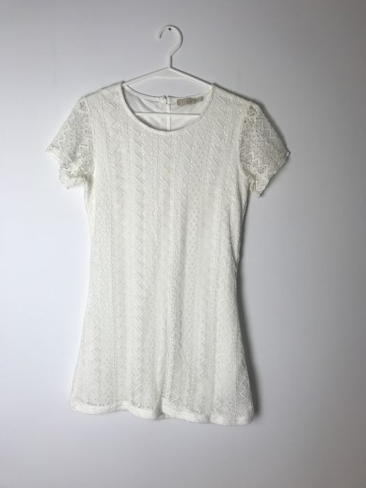 Biała letnia koronkowa sukienka z krótkim rękawem Qed London