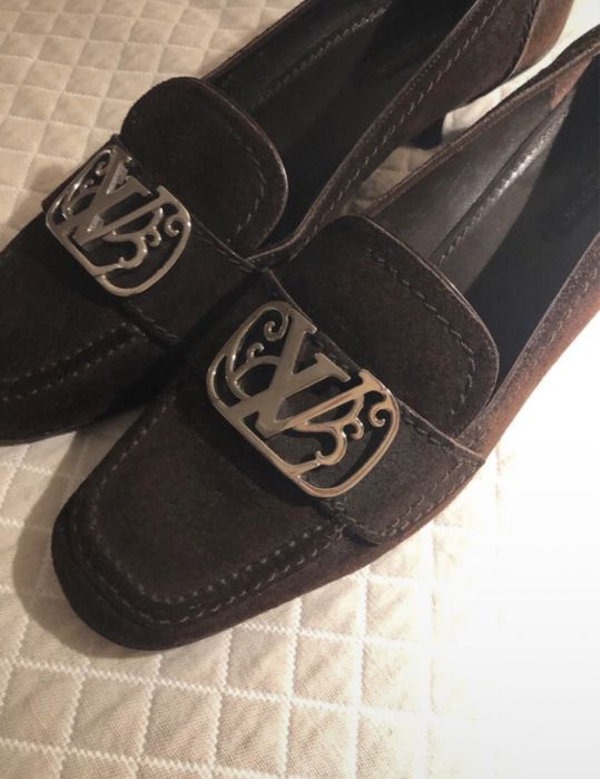LOUIS VUITTON kitten-heel Sabrinas em camurça cor chocolate