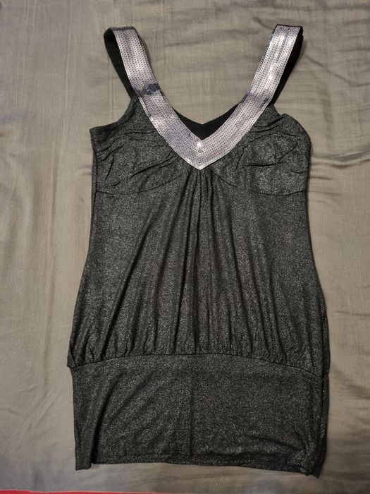 Czarna bluzeczka na ramiączkach.