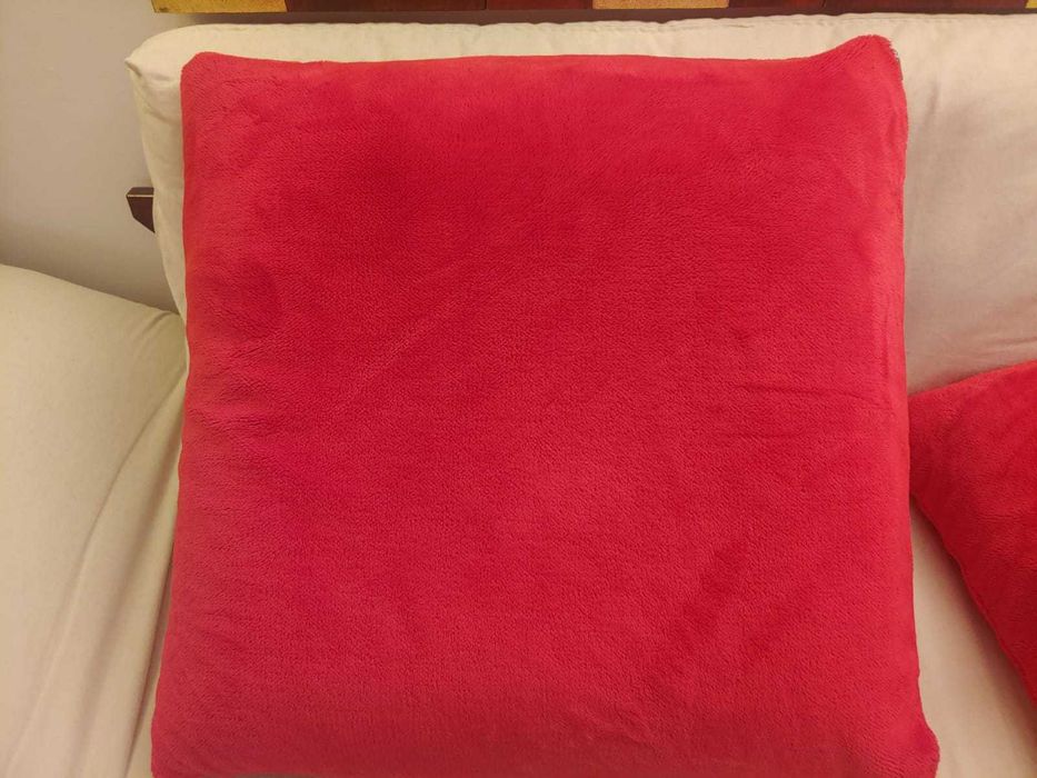 2 almofadas grandes de veludo com capas amovíveis