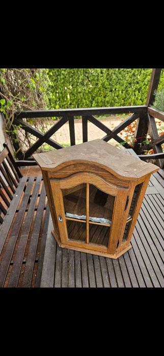 Przeszklona narożna szafka drewniana wisząca