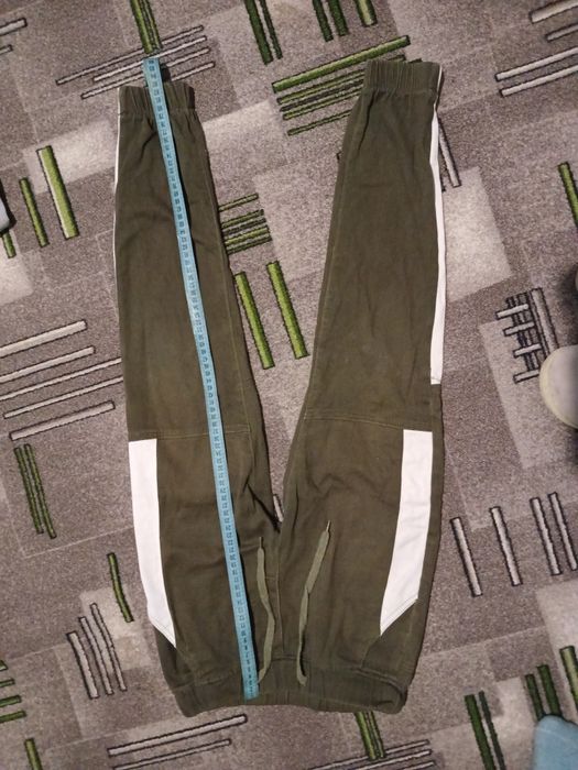Штани на хлопчика колір хакі з білими манжети на резинках