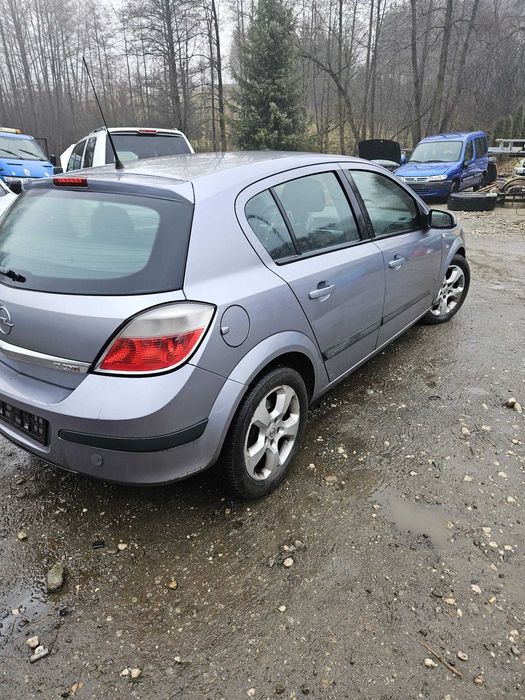 Posiadam czesci  opel astra h  3  1.7cdti   hb 2005r