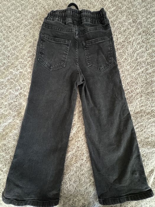 Стильні широкі джинси з розрізом на дівчинку