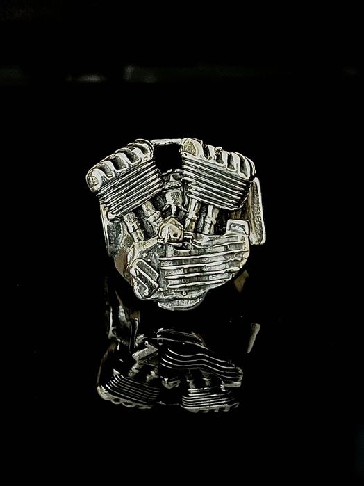 Idealny prezent .Srebrny sygnet “ śilnik Harley Davidson „ 1929-39r