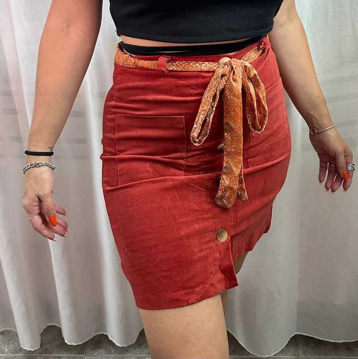 Saias Curtas em Camurça Sintética com Cinto Estampado