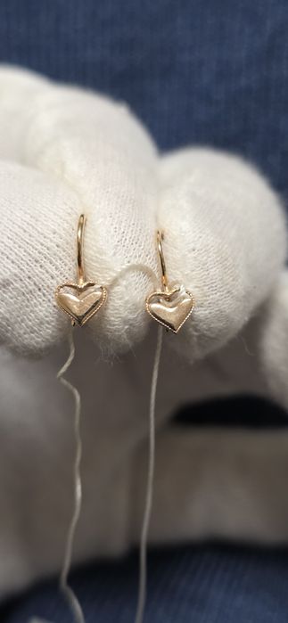 Нові, золоті сережки.