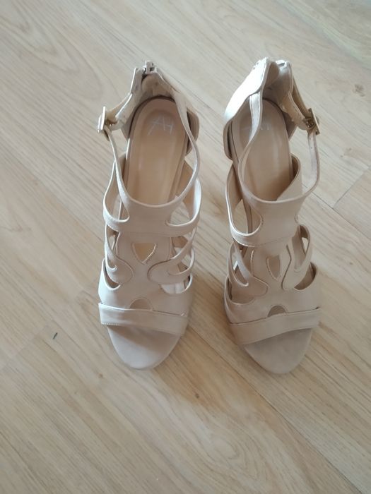 Sandałki 39 nude