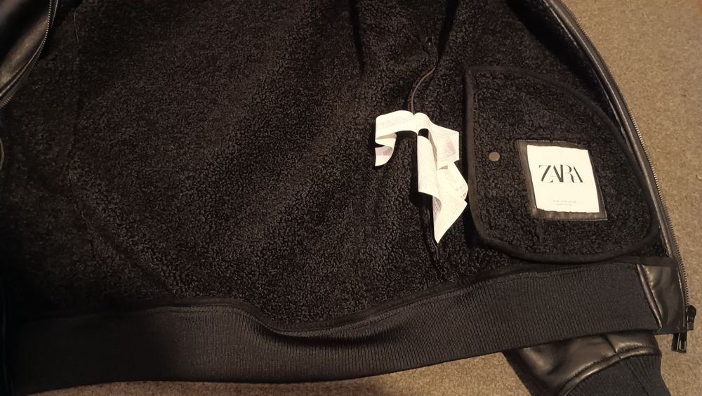 Casaco de cabedal preto forrado,35€