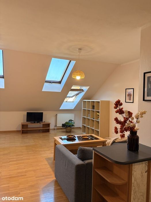 Przytulne 52m² na poddaszu – blisko M1 (Marki/Warszawa)