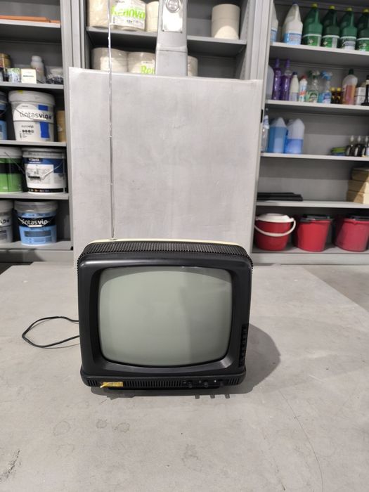 TV Antiga  a funcionar.