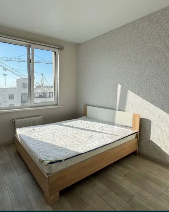 Продаю 2х спальную кровать с матрацом