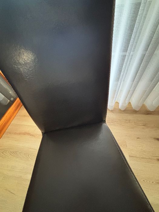 2 Cadeiras em pele com encosto alto