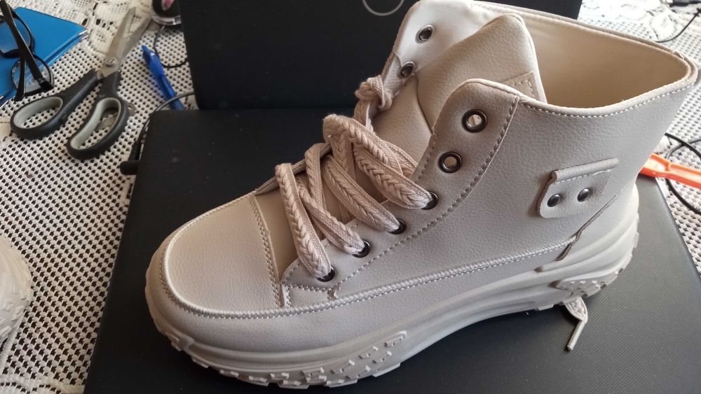 Sprzedam nowe Damskie Sneakersy rozmiar 42/UE 41 wkł.26 cm.