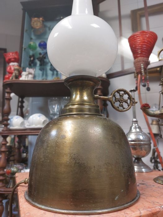 Candeeiro em forma de lamparina de querosene em latão e vidro opalino
