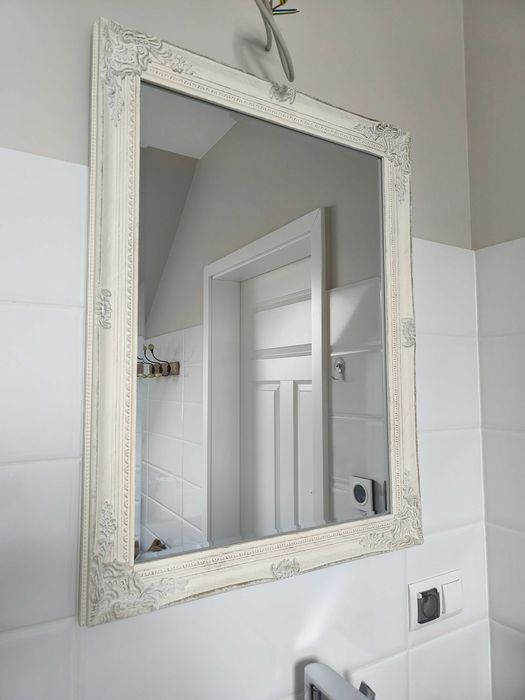 Lustro z ozdobną ramą