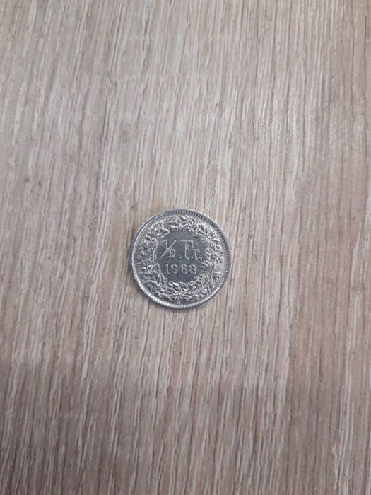Продам монету 1/2франка