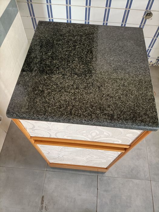 Balcão em faia, tampo em granito