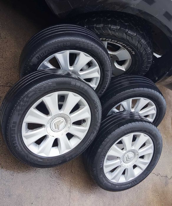 Vendo 4 jantes R16 Citroen C2 VTS com Pneus