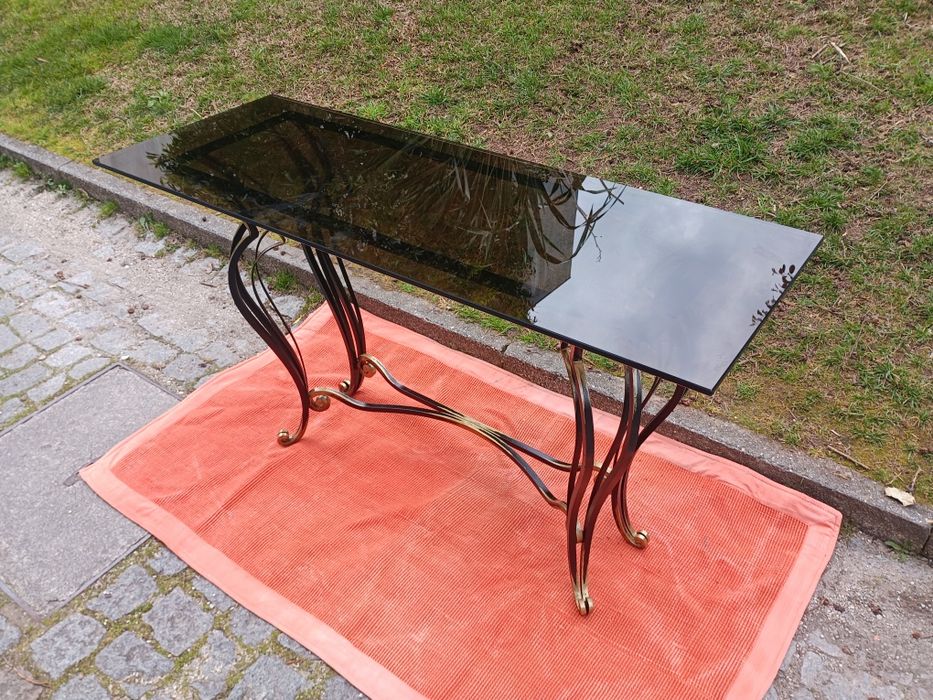 Belíssima mesa de apoio estilo vintage, estrutura em ferro fundido, tampo em vidro grés.
Medidas: 120/45/75cm altura