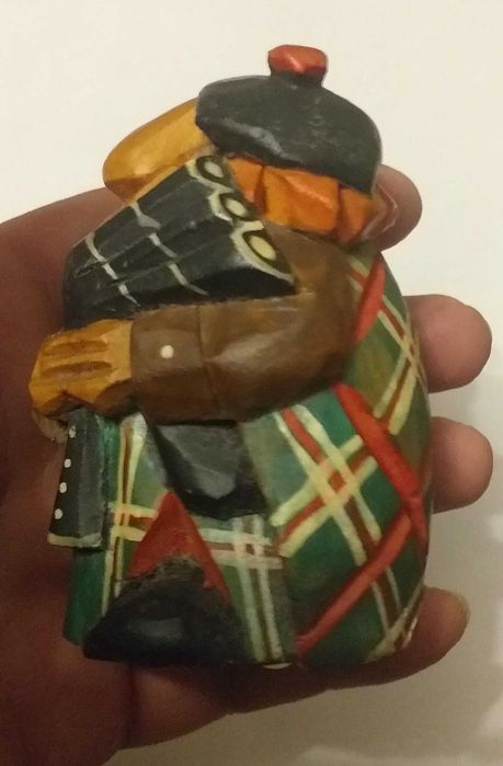 Figurka z drewna dudziarza.