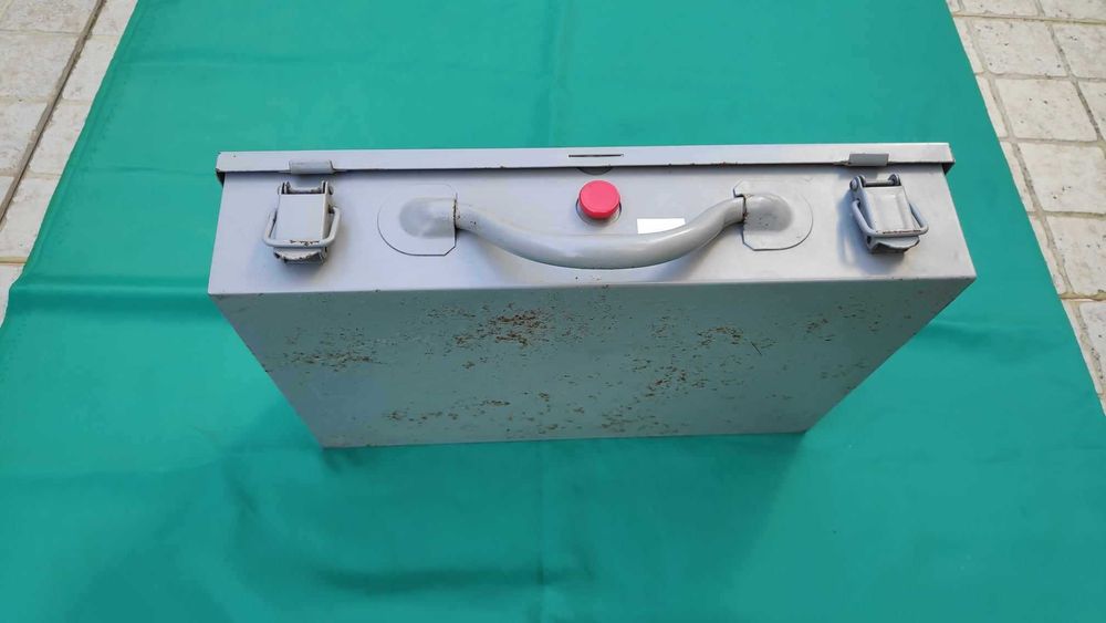 Caixa metálica multiusos.