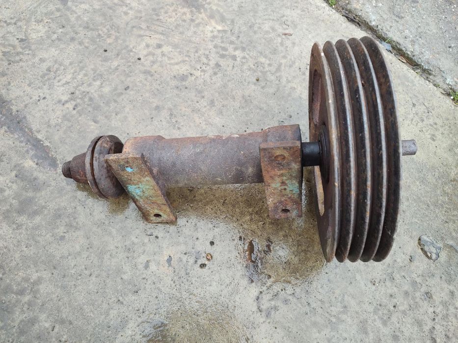 Wał ułożyskowany do cyrkularki krajzegi długość 52 cm z kołem pasowym