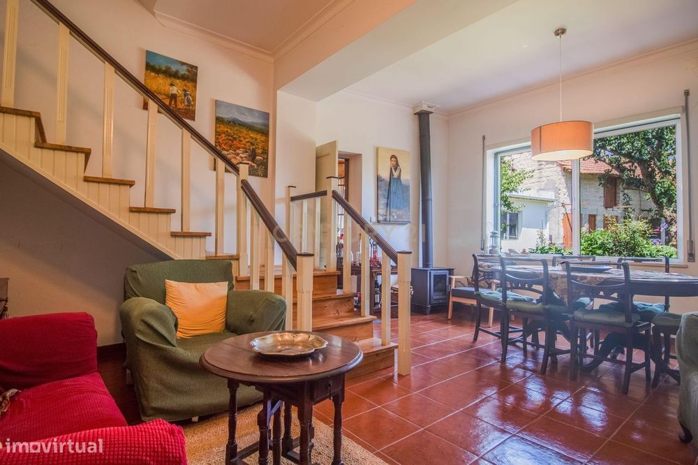 Moradia T4+1 com 2 Apartamentos + Terreno