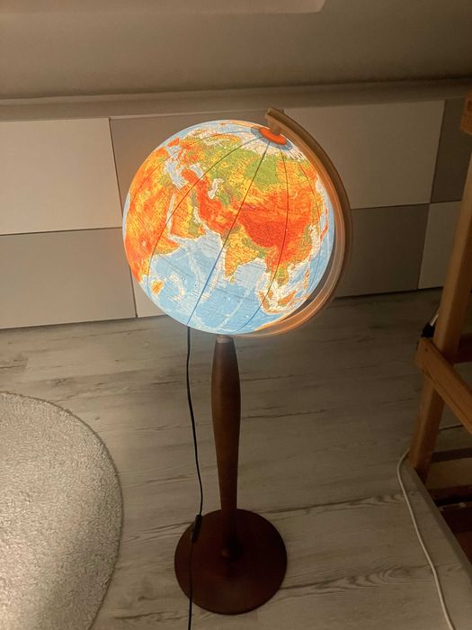Globus stojący podświetlany