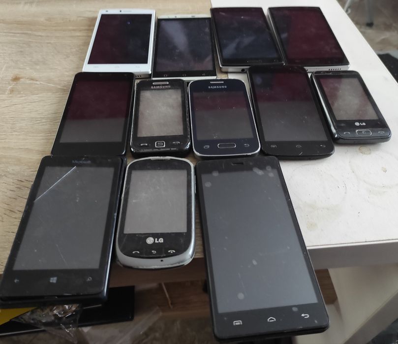 Telefony dotykowe i klawiszowe