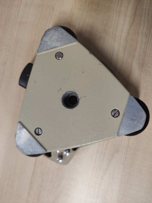 Spodarka geodezyjna do instrumentu