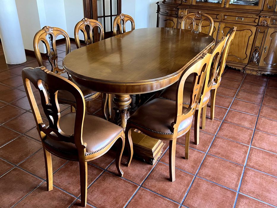 Mobilia de sala (louceiro, mesa e cadeiras)