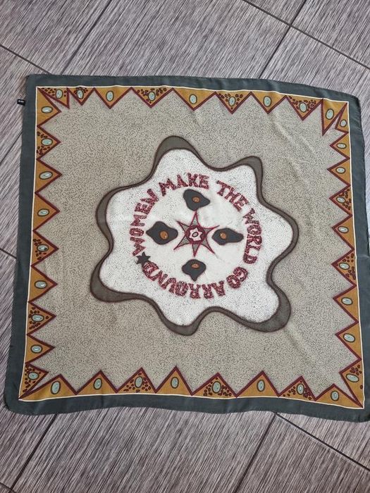 Хустка з натурального шовку з написом women make the world go arround