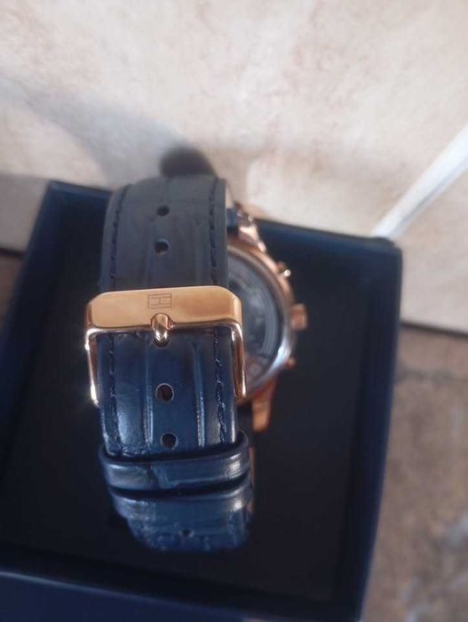 à venda:
relógio muito elegante da marca TOMMY HILFIGER.