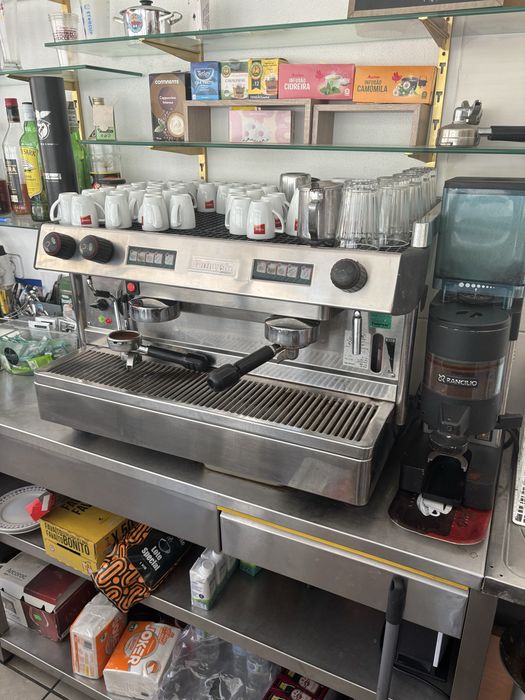 Máquina de café e moinho