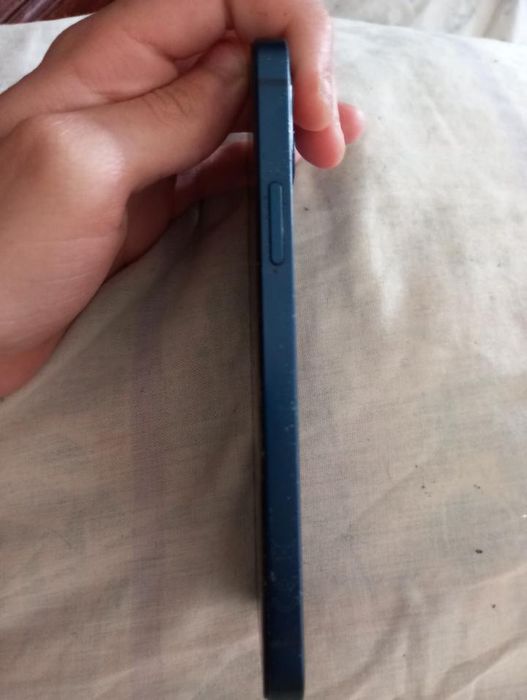 Iphone 12 azul.