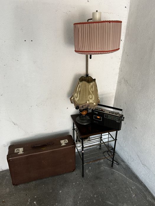 Lampa ze stolikiem PRL gazetownik,walizka,radio