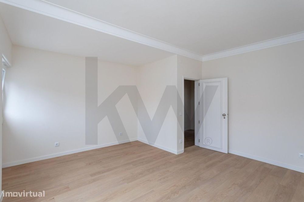 T2 renovado com varanda na Estrela | 2.300€/mês