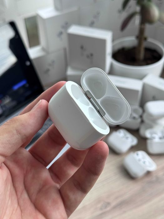 Магазин б/у Кейс AirPods 4 A3058 A3050 A3053 Оригинал